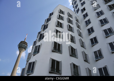 Der Neue Zollhof (von Gehry, 1998-1999) und Rheinturm (240,5 m. Höhe). Medienhafen Bezirk. Düsseldorf. Deutschland. Stockfoto