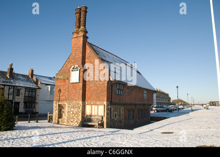 Aldeburgh Moot Hall im Schnee. Stockfoto