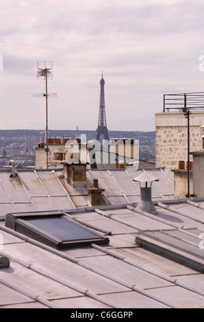 Der Eiffel-Turm über den Dächern von Montmartre aus gesehen Stockfoto