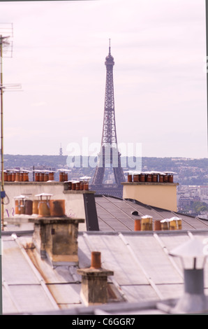 Der Eiffel-Turm über den Dächern von Montmartre aus gesehen Stockfoto