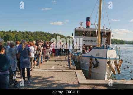 Leute Schlange stehen bis auf die s/s "Prins Carl Philip" am Steg Drottningholm, Schweden Stockfoto