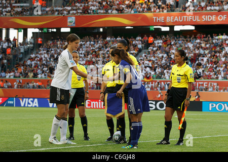 Kapitäne Kerstin Garefrekes Deutschlands (l) und Homare Sawa von Japan (r) Handschlag vor einem 2011 World Cup Viertelfinale Spiel. Stockfoto