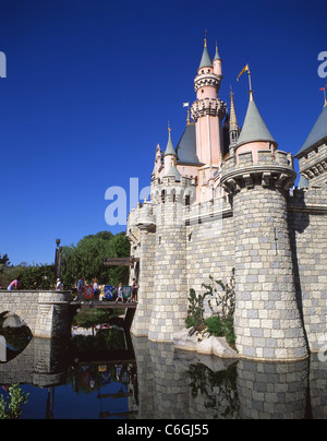 Schnee weiße Burg, Fantasyland, Disneyland, Anaheim, California, Vereinigte Staaten von Amerika Stockfoto