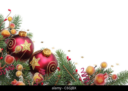 Tannenzweigen, Beeren und Kugeln für Weihnachten Grenze. Stockfoto