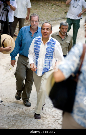 Präsident Felipe Calderon und Peter Greenberg Besuch Calakmul Stockfoto