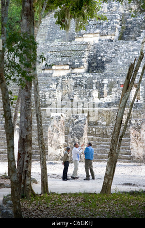 Präsident Felipe Calderon von Mexiko mit Peter Greenberg und Guide bei Calakmul Stockfoto