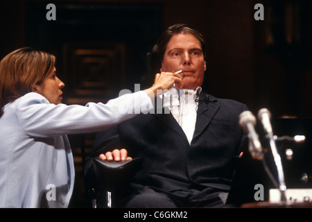 Gelähmte Schauspieler Christopher Reeves und Frau Dana Zeugen vor dem Senat am Rückenmarksforschung. Stockfoto