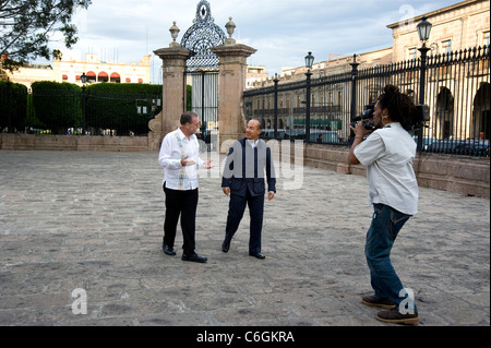 Präsident Felipe Calderon und Peter Greenberg touring Morelia, Mexiko Stockfoto