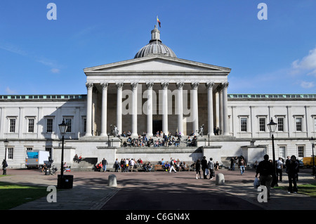 Gruppe von Studenten in der Ausbildung am historischen Wilkins Gebäude der UCL mit Säulengang Kolonnade auf dem Quad Campus University College London England Großbritannien Stockfoto