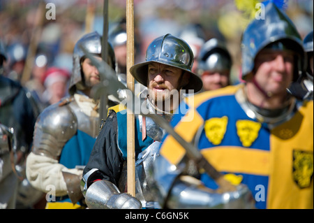 Re-enactment gekleidet als mittelalterliche Ritter und Waffenknechten Parade auf dem Mittelalterfest statt in Herstmonceux Castle in Sussex UK Stockfoto