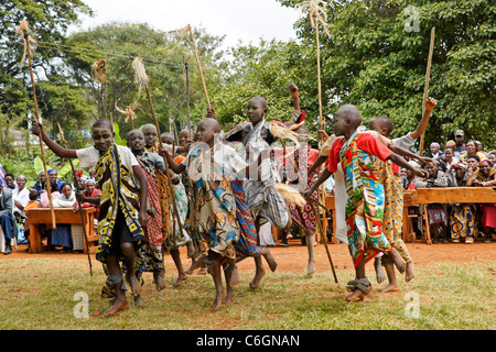 Kikuyu-Jungen Stammes-Tanz in der Schule, Karatina, Kenia Stockfoto