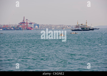 Der Hafen von Istanbul Containerterminals, Eingang zum Bosporus, Istanbul, Goldenes Horn, Marmarameer, Konstantinopel, Türkei Stockfoto