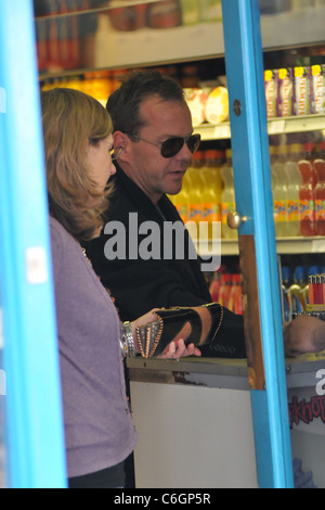 Kiefer Sutherland läuft Besorgungen in Soho. Sutherland ist in London wegen der Vulkanaschewolke aus Island gestrandet. London, Stockfoto