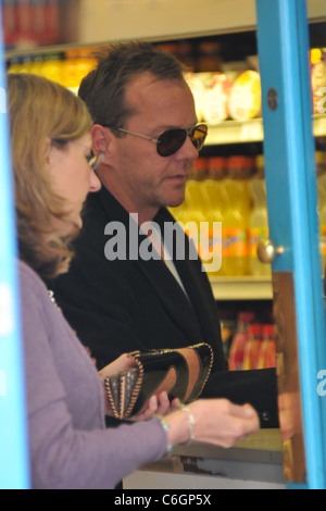 Kiefer Sutherland läuft Besorgungen in Soho. Sutherland ist in London wegen der Vulkanaschewolke aus Island gestrandet. London, Stockfoto