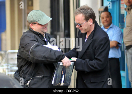 Kiefer Sutherland läuft Besorgungen in Soho. Sutherland ist in London wegen der Vulkanaschewolke aus Island gestrandet. London, Stockfoto