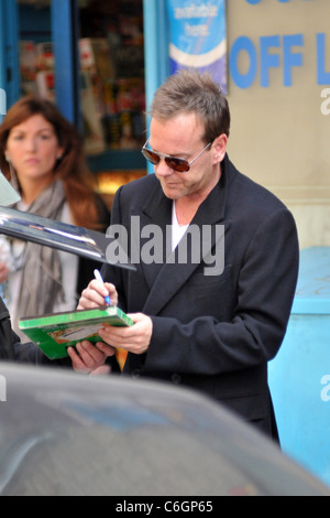 Kiefer Sutherland läuft Besorgungen in Soho. Sutherland ist in London wegen der Vulkanaschewolke aus Island gestrandet. London, Stockfoto