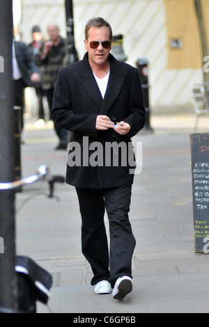 Kiefer Sutherland läuft Besorgungen in Soho. Sutherland ist in London wegen der Vulkanaschewolke aus Island gestrandet. London, Stockfoto