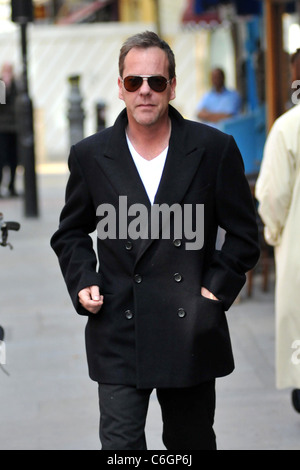 Kiefer Sutherland läuft Besorgungen in Soho. Sutherland ist in London wegen der Vulkanaschewolke aus Island gestrandet. London, Stockfoto