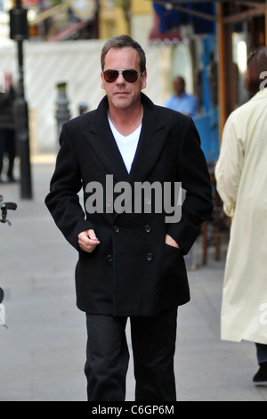 Kiefer Sutherland läuft Besorgungen in Soho. Sutherland ist in London wegen der Vulkanaschewolke aus Island gestrandet. London, Stockfoto