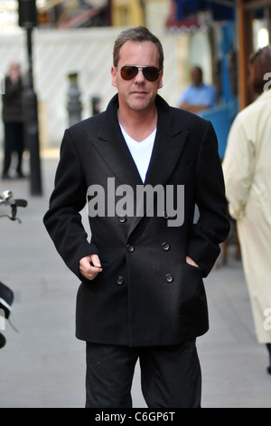 Kiefer Sutherland läuft Besorgungen in Soho. Sutherland ist in London wegen der Vulkanaschewolke aus Island gestrandet. London, Stockfoto