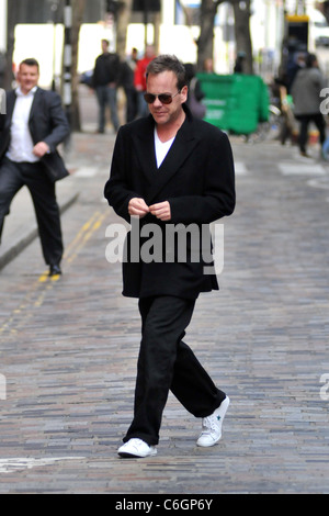 Kiefer Sutherland läuft Besorgungen in Soho. Sutherland ist in London wegen der Vulkanaschewolke aus Island gestrandet. London, Stockfoto