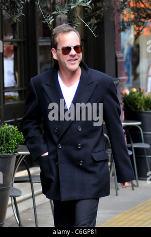 Kiefer Sutherland läuft Besorgungen in Soho. Sutherland ist in London wegen der Vulkanaschewolke aus Island gestrandet. London, Stockfoto