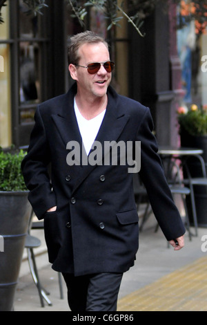 Kiefer Sutherland läuft Besorgungen in Soho. Sutherland ist in London wegen der Vulkanaschewolke aus Island gestrandet. London, Stockfoto