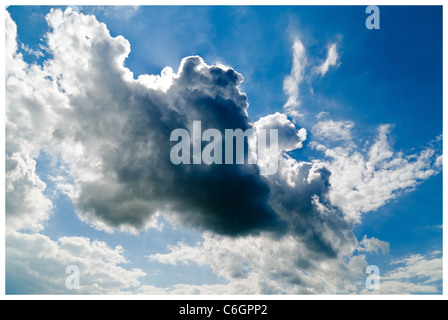 Hinterleuchtete Cumulus Wolkenbildung Stockfoto