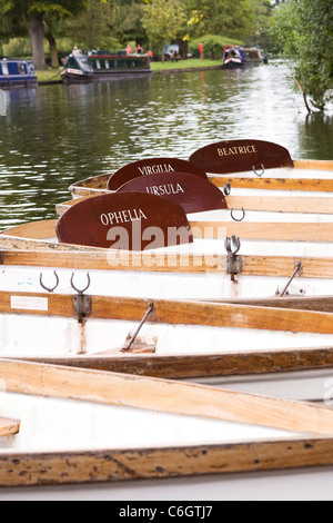 Ruderboote zu mieten am Fluss in Stratford-upon-Avon. Stockfoto