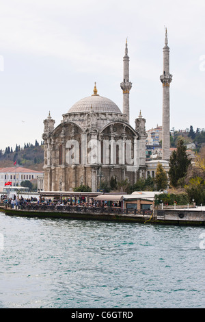 Ortakoy, Mecidiye, Moschee, Ortaköy Pier Platz, The Bosphorus, Goldenes Horn, Marmarameer, Istanbul, Konstantinopel, Türkei Stockfoto