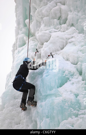 Junge Frau, Eisklettern. Stockfoto