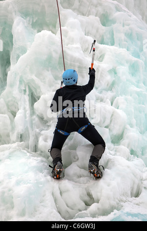 Junge Frau, Eisklettern. Stockfoto