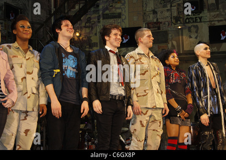 Christina Sajous, Michael Esper, John Gallagher Jr., Stark Sands, Rebecca Naomi Jones, Tony Vincent und Darsteller auf der Bühne während Stockfoto