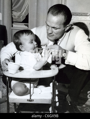 HENRY COOPER (1934-2011) englische Schwergewichts-Boxer mit Sohn Marco über 1961 Stockfoto