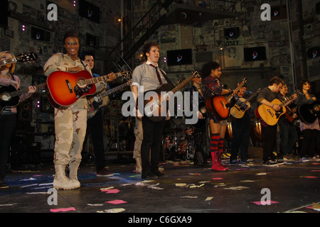 Christina Sajous, Michael Esper, John Gallagher Jr., Stark Sands, Rebecca Naomi Jones, Tony Vincent und Darsteller auf der Bühne während Stockfoto