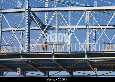 John A. Roebling Suspension Bridge über den Ohio River mit Cincinnati Ohio über den Fluss Stockfoto