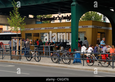 Imbiss Imbiss, älteste und berühmteste Wurst Konnopke stall, Schoenhauser Allee, Prenzlauer Berg, Berlin, Deutschland, Europa Stockfoto