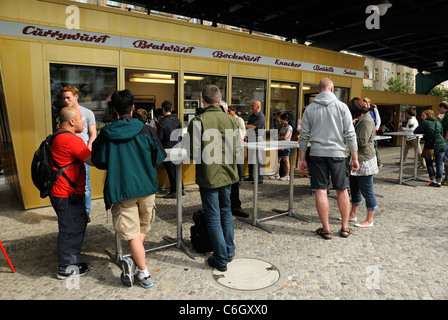 Imbiss Imbiss, älteste und berühmteste Wurst Konnopke stall, Schoenhauser Allee, Prenzlauer Berg, Berlin, Deutschland, Europa Stockfoto