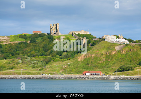 Blick über Scarborough North Bay in Richtung der Burg von Scalby Ness, North Yorkshire. Stockfoto