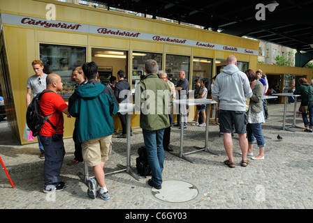 Imbiss Imbiss, älteste und berühmteste Wurst Konnopke stall, Schoenhauser Allee, Prenzlauer Berg, Berlin, Deutschland, Europa Stockfoto