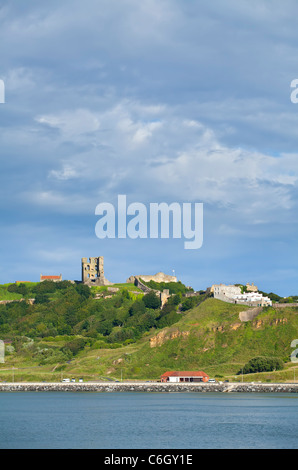 Blick über Scarborough North Bay in Richtung der Burg von Scalby Ness, North Yorkshire. Stockfoto