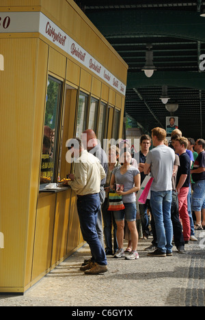 Imbiss Imbiss, älteste und berühmteste Wurst Konnopke stall, Schoenhauser Allee, Prenzlauer Berg, Berlin, Deutschland, Europa Stockfoto