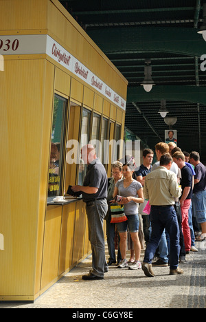 Imbiss Imbiss, älteste und berühmteste Wurst Konnopke stall, Schoenhauser Allee, Prenzlauer Berg, Berlin, Deutschland, Europa Stockfoto