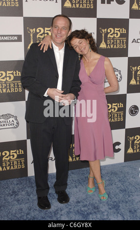 Clark Gregg & Frau Jennifer Grey den 25. Film Independent Spirit awards statt an der Nokia L.A. Live Los Angeles, Kalifornien- Stockfoto