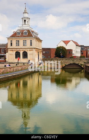 Purfleet Quay, Kings Lynn, Norfolk, England, UK. Das Custom House 1683 spiegelt sich im Wasser am alten Hafen Stockfoto