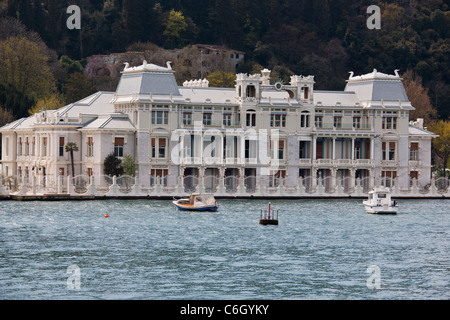 Bosporus-Villa, Yalis,(Turkish Word), Luxus-Häuser am Wasser, typische, traditionelle Holzkonstruktionen, Goldenes Horn, Istanbul, Türkei Stockfoto