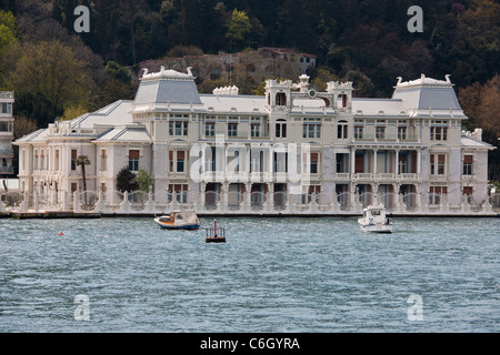 Bosporus-Villa, Yalis,(Turkish Word), Luxus-Häuser am Wasser, typische, traditionelle Holzkonstruktionen, Goldenes Horn, Istanbul, Türkei Stockfoto