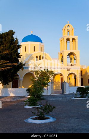 Traditionelle griechische orthodoxe Kirche in Oia, Santorini, Kykladen, Griechenland Stockfoto