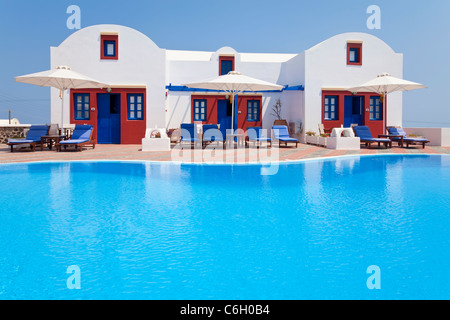 Pool und Hotel Apartments in Oia (La), Santorini (Thira), Kykladen, Griechenland, Europa - (PR) Stockfoto