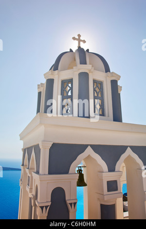 Bell Tower der orthodoxen Kirche mit Blick auf die Caldera in Fira, Santorini (Thira), Kykladen, Ägäis, Griechenland, Europa Stockfoto